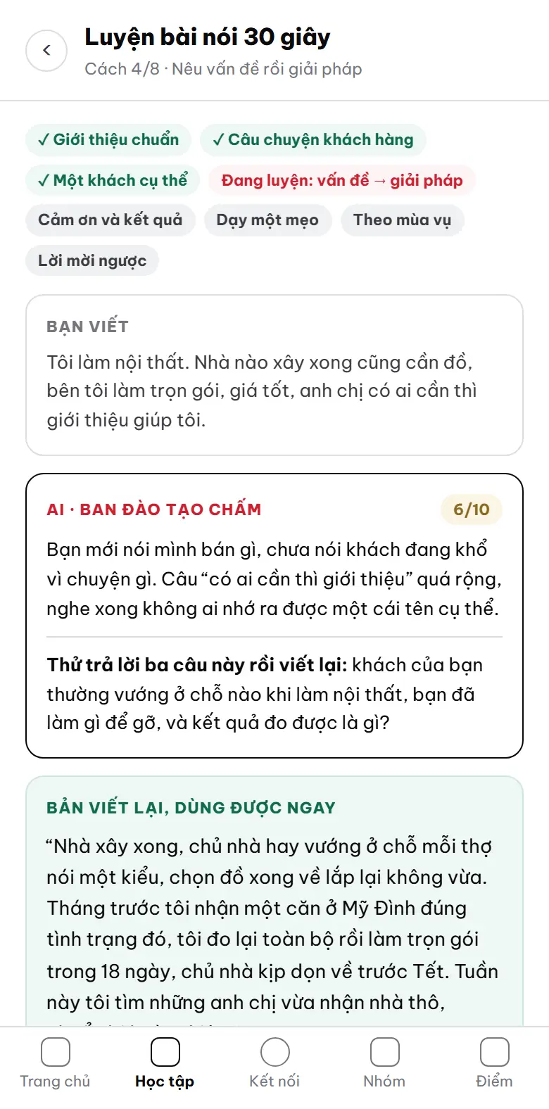 Phòng luyện bài nói 30 giây: tám cách trình bày dạng thẻ, ba cách đã đạt; bài hội viên mẫu viết về nghề nội thất, khung nhận xét ghi 6/10 theo tiêu chí của ban đào tạo kèm ba câu hỏi gợi ý, bên dưới là bản trợ lý AI viết lại, dùng được ngay