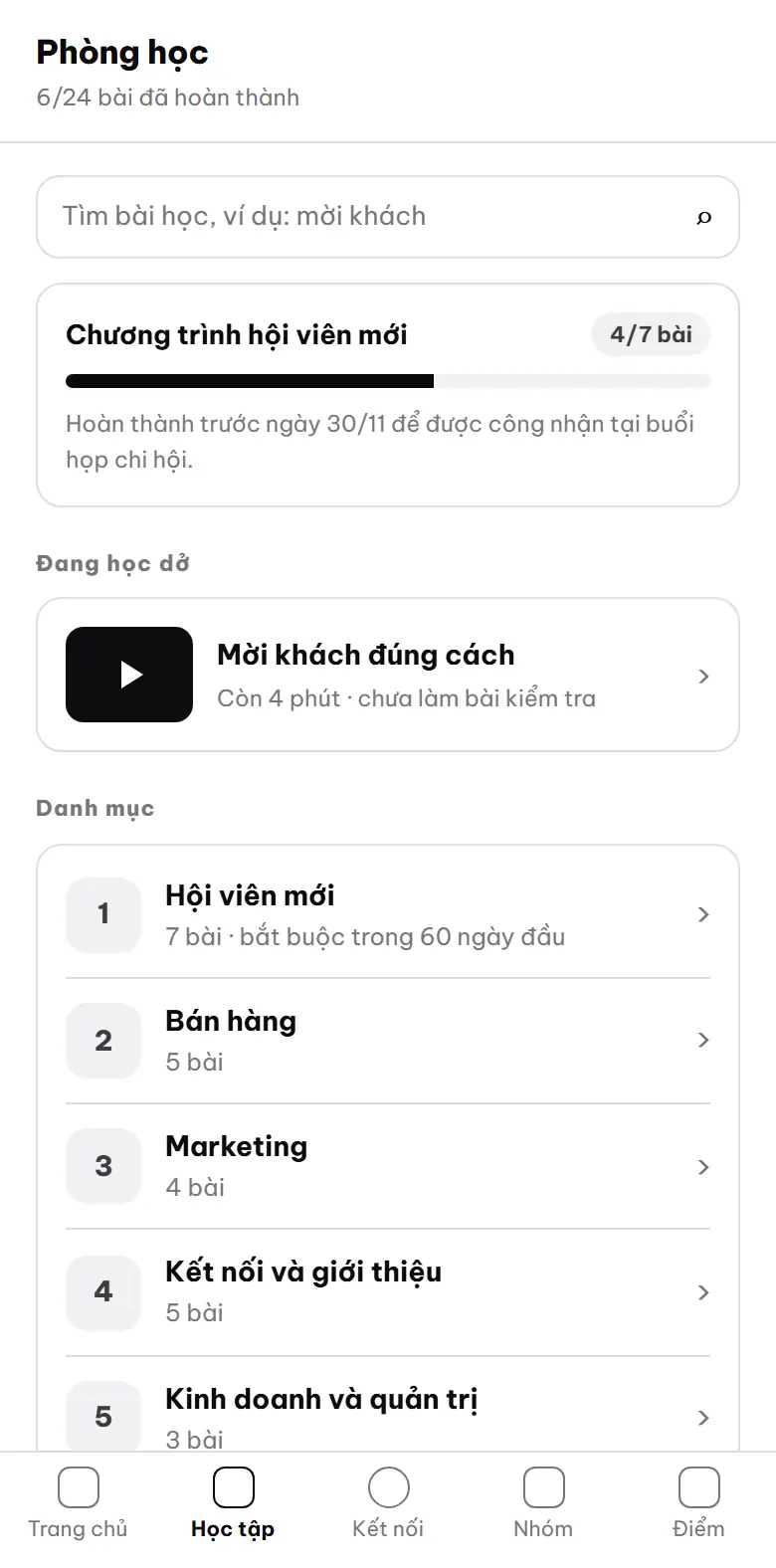 Phòng học trên app: ô tìm bài học, tiến độ chương trình hội viên mới, bài đang học dở “Mời khách đúng cách” và danh mục bài học: hội viên mới, bán hàng, marketing, kết nối và giới thiệu, kinh doanh và quản trị