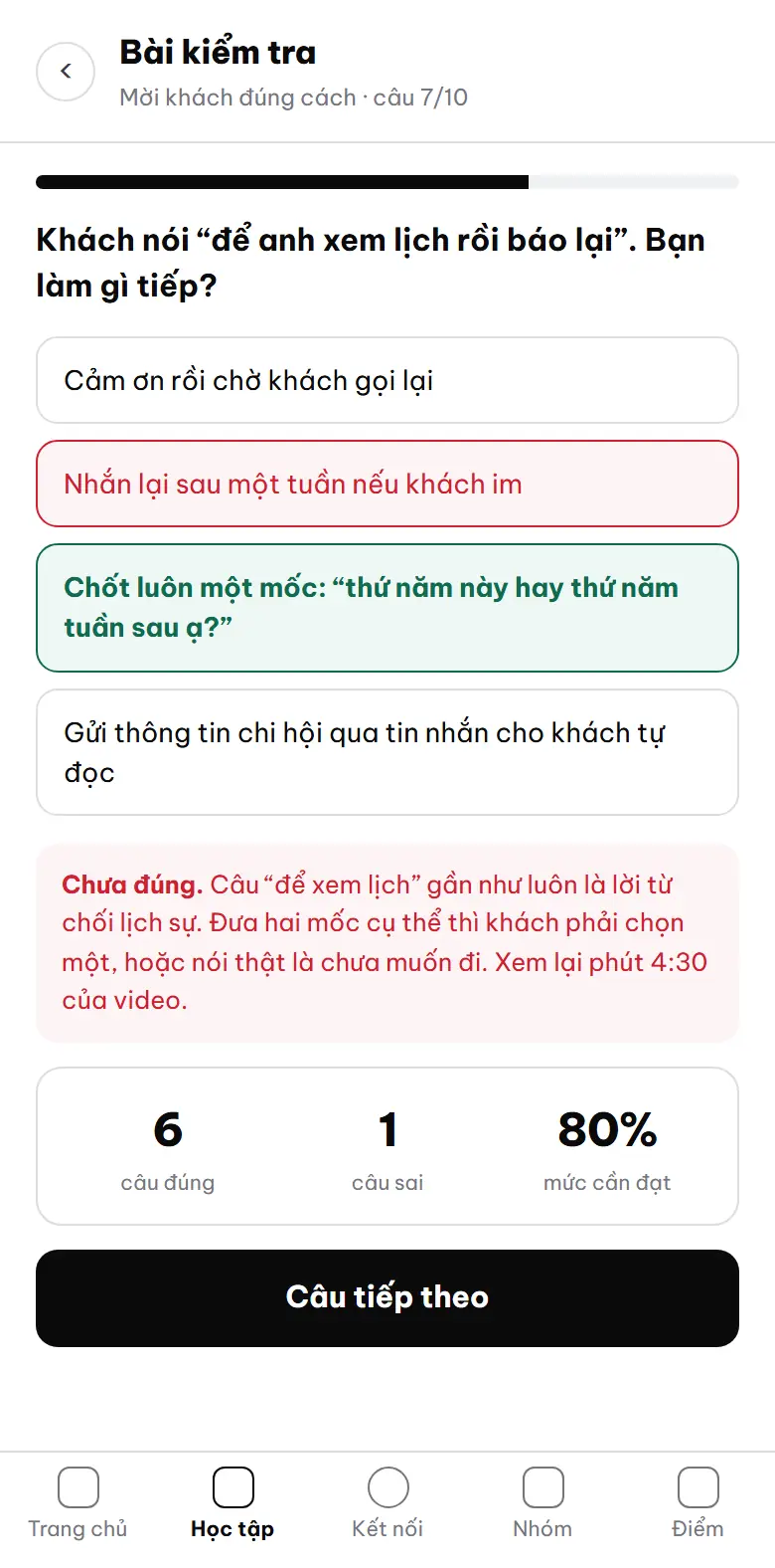 Bài kiểm tra trắc nghiệm sau video, câu 7/10: tình huống khách nói “để anh xem lịch rồi báo lại”, đáp án sai tô đỏ, đáp án đúng tô xanh, lời giải thích chỉ lại đoạn video cần xem, và mức cần đạt 80%